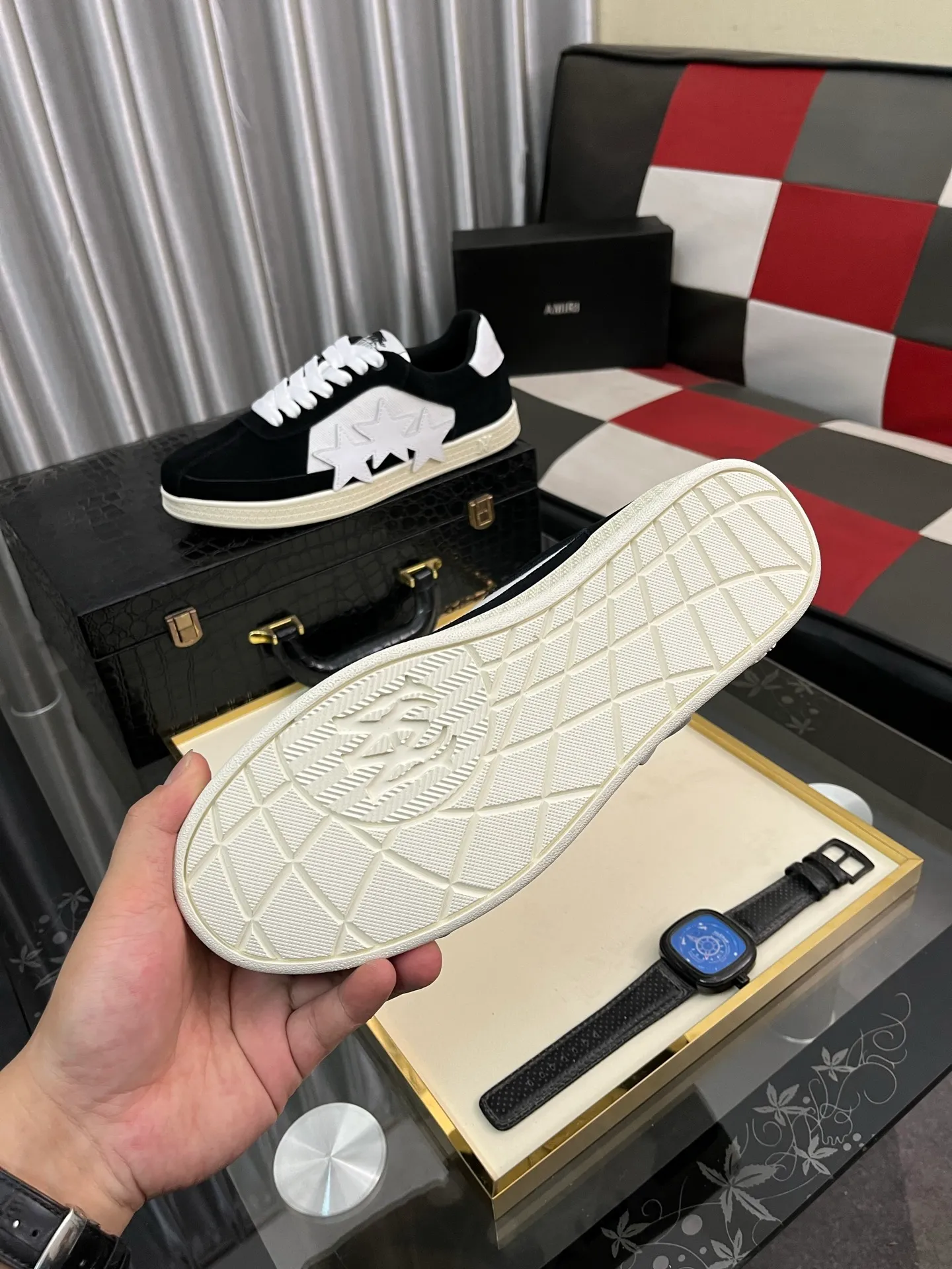 Men's shoes 💰420⌚️⌚️《AMIR*》New men's low-top casual sports sneakers bone shoes, another pair of irresistible bone shoes. Bone shoes are one of AMIRI's most popular items. They use first-layer cowhide uppers. The side bones are made of two cowhide laminations. They have a three-dimensional feel. The leather incisions are all oil-edged. Contrasting color design. Simple style. Fashionable sports. Customized metal LOGO nameplate to embellish shoelaces. Exclusive control of top version. Supports comparison. Breathable mesh lining Original rubber outsole A must-have item for daily leisure Suitable for various occasions Check it out if you are looking for high quality Super cool uppers Size: 38-445️⃣ Colors available